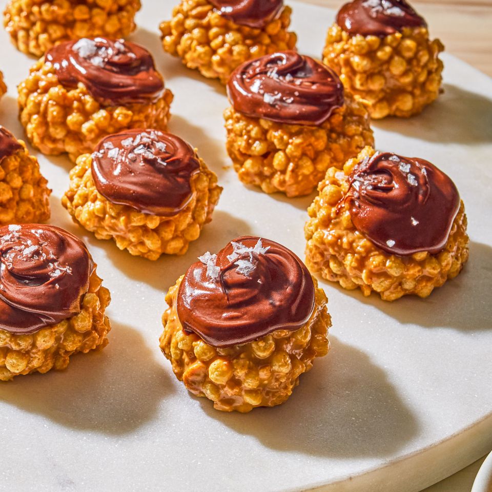क्रिस्पी पीनट बटर-क्विनोआ बॉल्सची रेसिपी इमेज. क्रेडिट: छायाचित्रकार: अली रेडमंड.