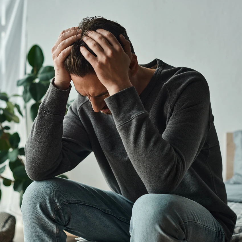 उदासीन माणूस नातेसंबंधात उघडण्यासाठी धडपडत आहे