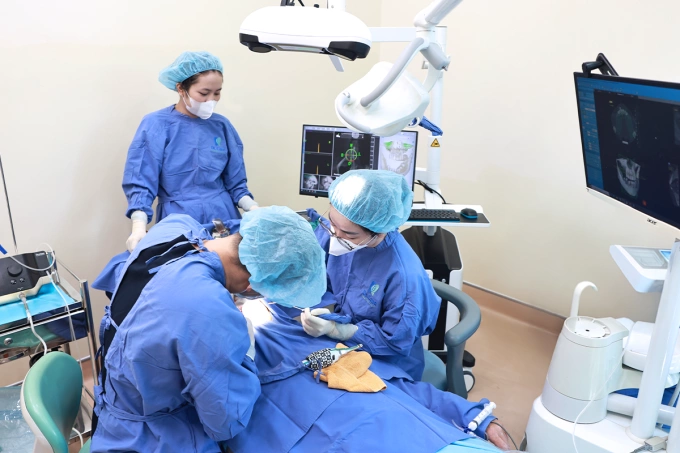 डॉ. केअर इम्प्लांट क्लिनिकमधील दंतचिकित्सक नॉर्बर्टवर प्रक्रिया करतात. फोटो सौजन्याने डॉ.केअर