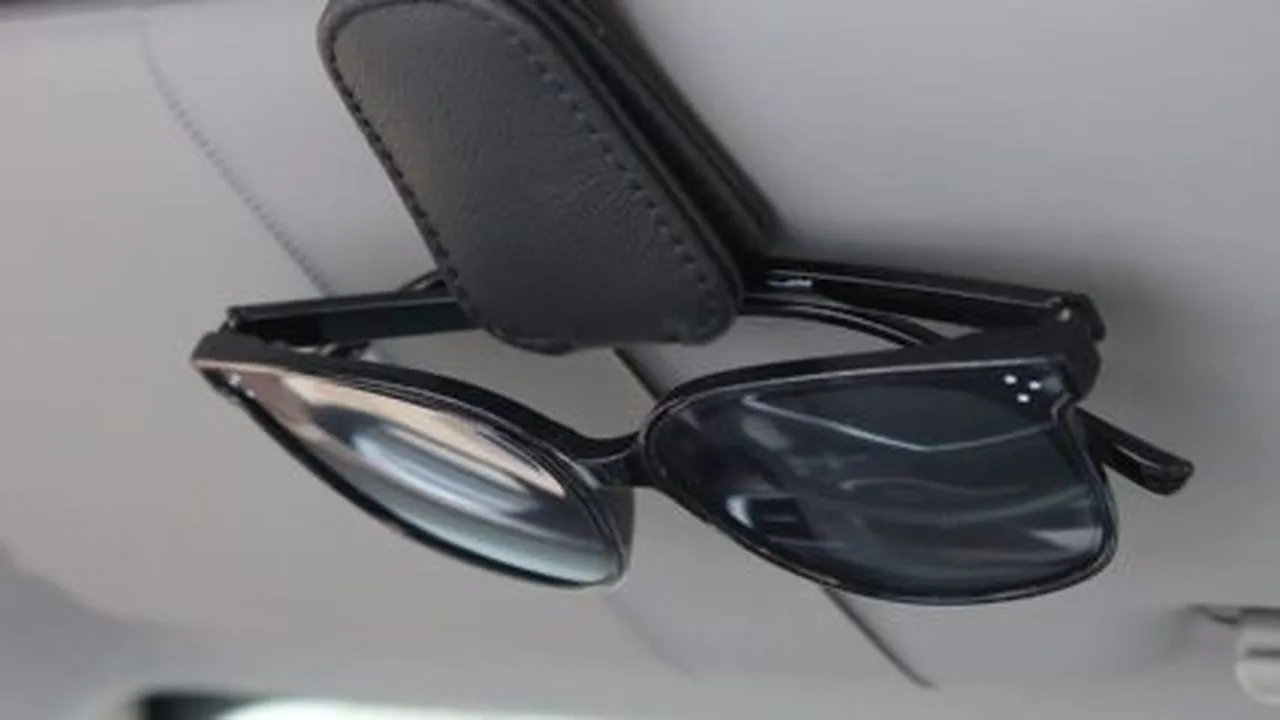 कारमधील चष्मा