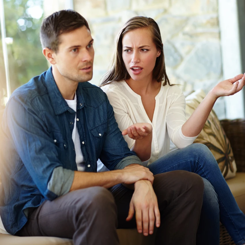 स्वत:च्या मुलांसोबत वेळ घालवण्यासाठी माणसाच्या मुलीला घरी एकटी सोडल्यानंतर मंगेतर स्वतःचा बचाव करत आहे