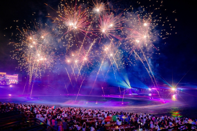 रात्रीचे फटाके शो सातत्याने फु क्वोकच्या समुद्रकिनाऱ्यांवर अभ्यागतांची मोठी गर्दी खेचतात. फोटो सौजन्याने सन ग्रुप