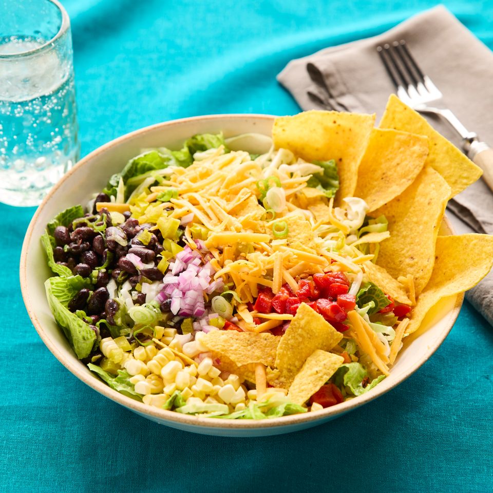 ब्लॅक बीन टॅको बाऊल्सचा लाइम क्रेमासह रेसिपीचा फोटो क्रेडिट: छायाचित्रकार: जेकब फॉक्स, फूड स्टायलिस्ट: सॅमी मिला, प्रॉप स्टायलिस्ट: जोसेफ वानेक.