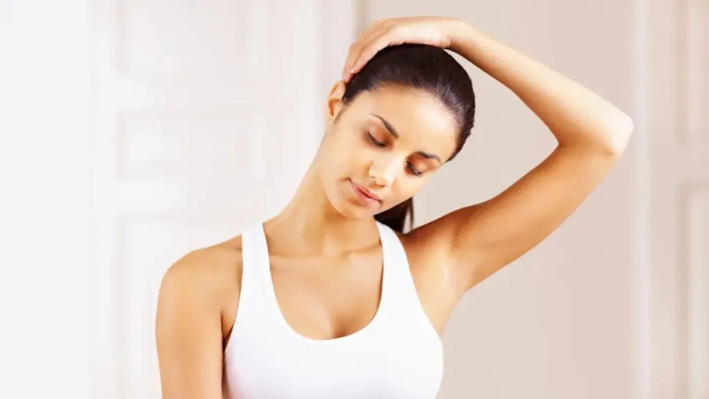 महिला मान ताणत आहे