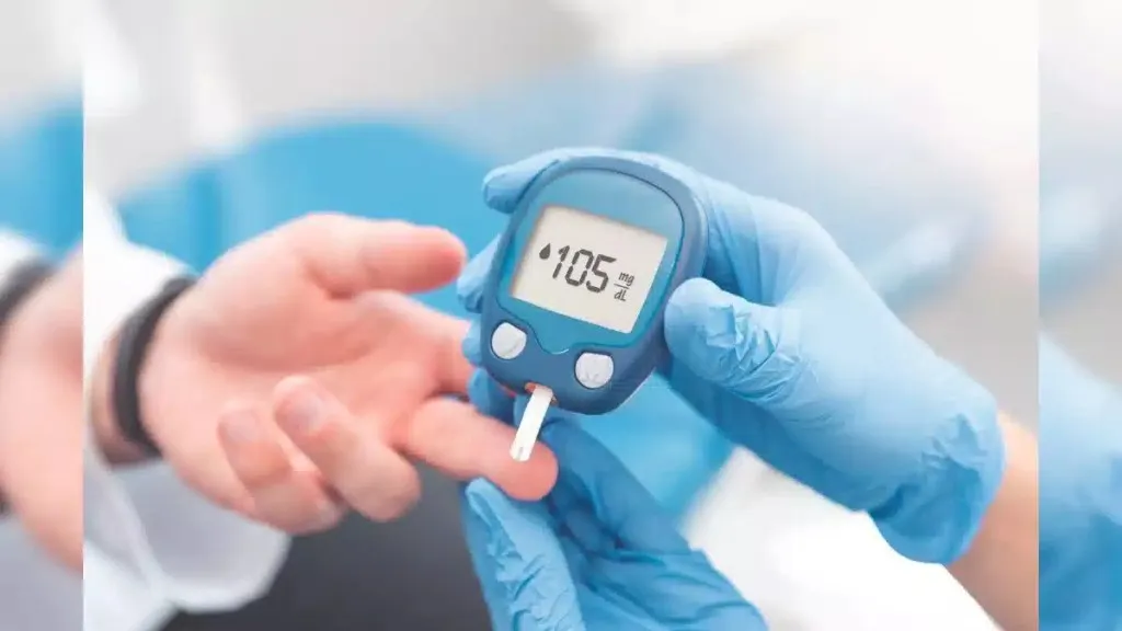 मधुमेहाचे रुग्ण मशीनद्वारे नमुना घेत आहेत