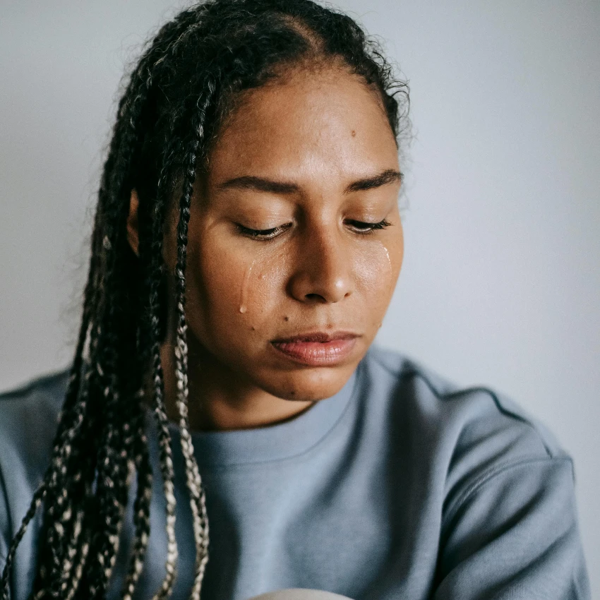 स्त्रीला लाज आणि दुःख वाटते