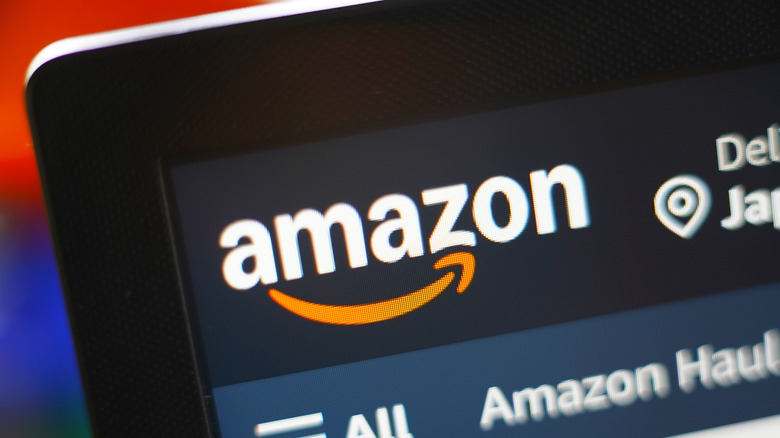 स्क्रीनवर Amazon लोगो.