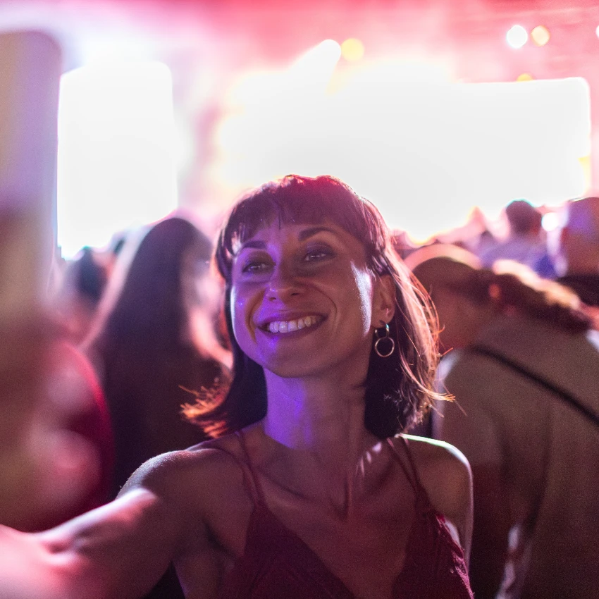 कॉन्सर्टमध्ये सेल्फी घेणाऱ्या महिलेला आपुलकीची भावना असते