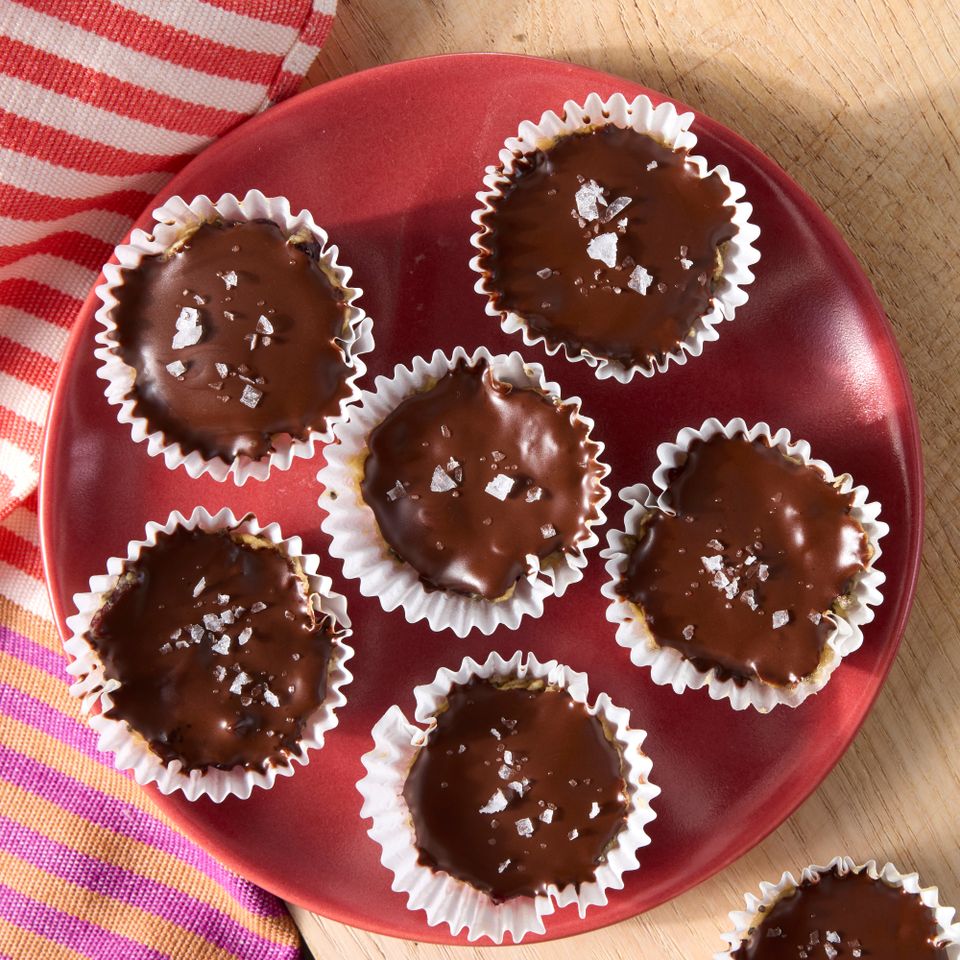 क्रॅनबेरी-काजू एनर्जी कप्सचा रेसिपी फोटो. क्रेडिट: छायाचित्रकार: जेन कॉसी, फूड स्टायलिस्ट: एमिली नाबोर्स हॉल, प्रॉप स्टायलिस्ट: ज्युलिया बेलेस.