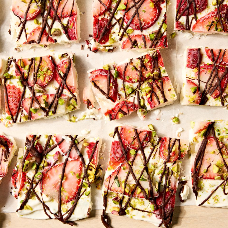 दुबई चॉकलेट स्ट्रॉबेरी योगर्ट बार्कची रेसिपी इमेज क्रेडिट: छायाचित्रकार: जेन कॉसी, फूड स्टायलिस्ट: एमिली नाबोर्स हॉल, प्रॉप स्टायलिस्ट: ॲबी आर्मस्ट्राँग.