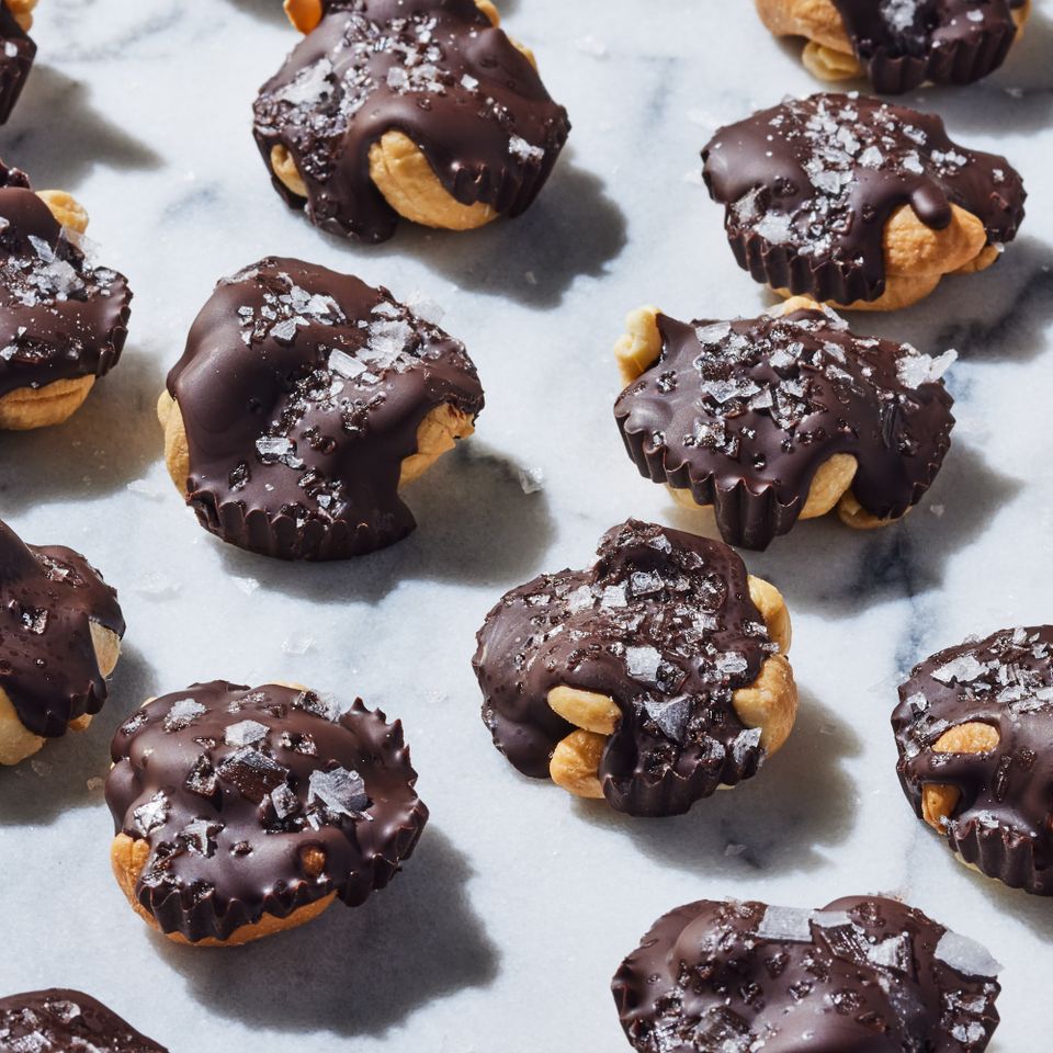 डार्क चॉकलेट काजू क्लस्टर्सचा रेसिपी फोटो क्रेडिट: छायाचित्रकार: रेचेल मारेक, फूड स्टायलिस्ट: स्यू मिशेल, प्रॉप स्टायलिस्ट: स्कायलर मायर्स,