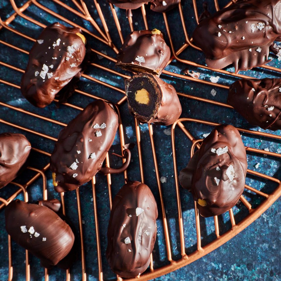 3-घटक चॉकलेट आणि बदाम बटर डेट्स रेसिपी, फ्लॅकी सी मीठ शिंपडलेले क्रेडिट: छायाचित्रकार: जेन कॉसी, फूड स्टायलिस्ट: एमिली नॅबोर्स हॉल, प्रॉप स्टायलिस्ट: जोश हॉगल