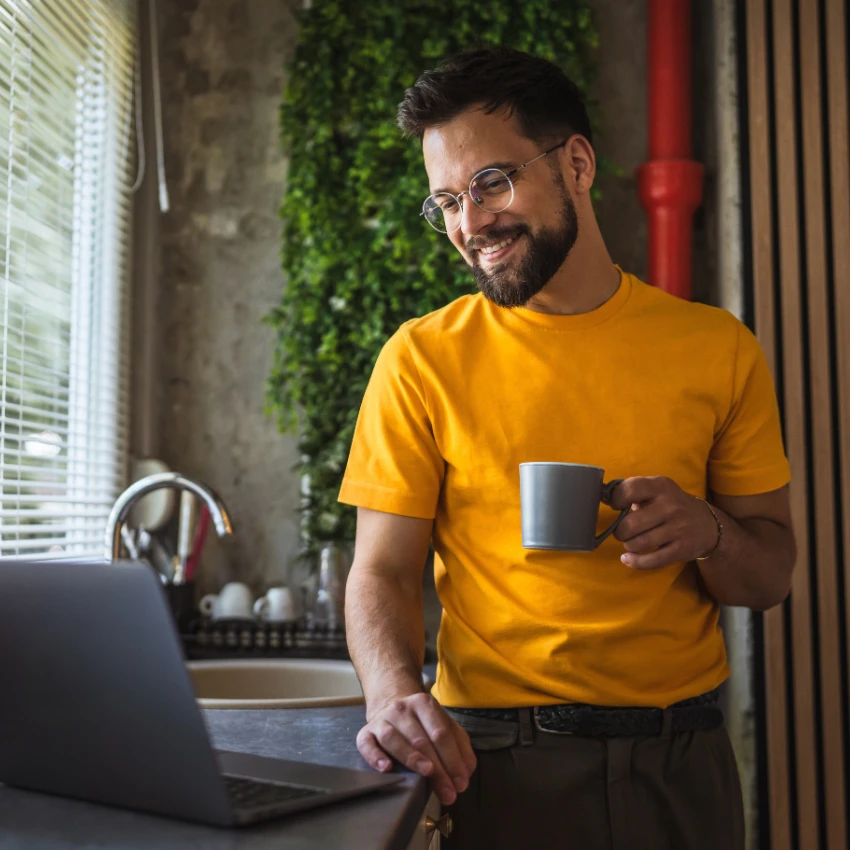 अधिक पैशासाठी घरून काम करण्याचे फायदे सोडण्यास माणूस तयार नाही