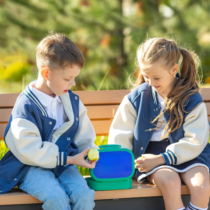 शाळेमध्ये दुपारचे जेवण सामायिक करत असलेल्या मुलांनी शाळेने ते थांबवण्याचा प्रयत्न करूनही अतिरिक्त अन्न पाठवल्याबद्दल आईचे कौतुक केले