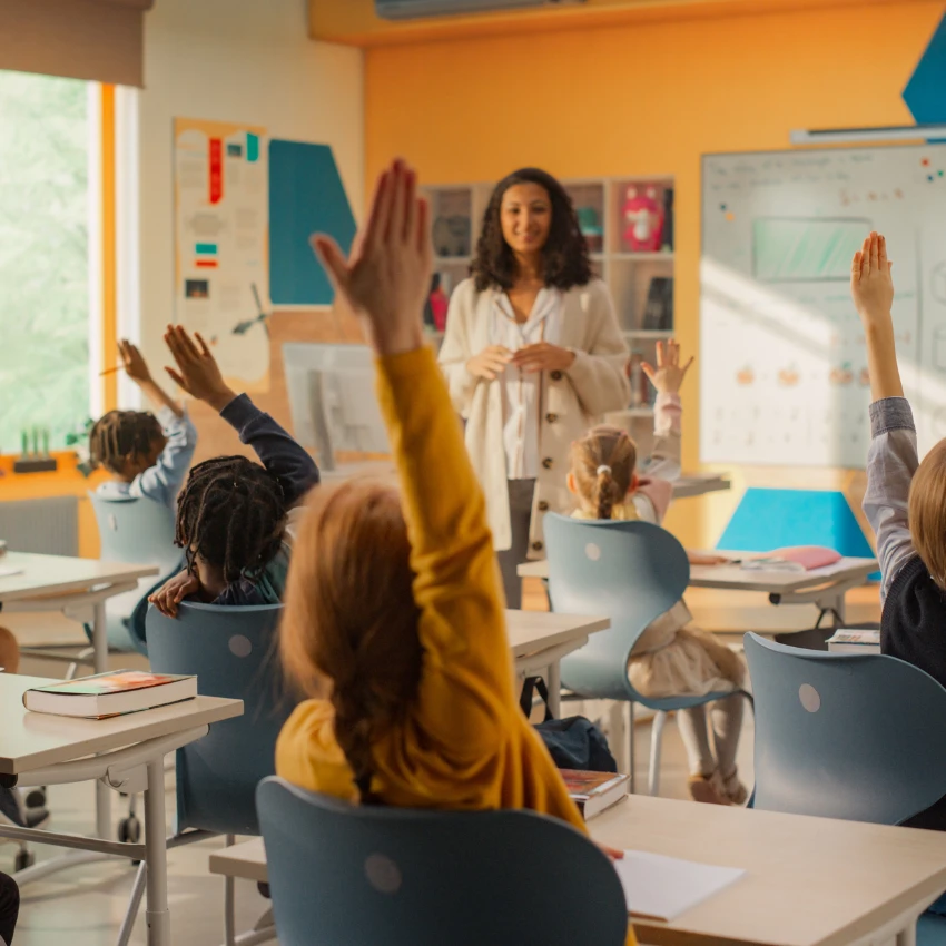 शिक्षक तिच्या विद्यार्थ्यांना भविष्यासाठी तयार करत आहे