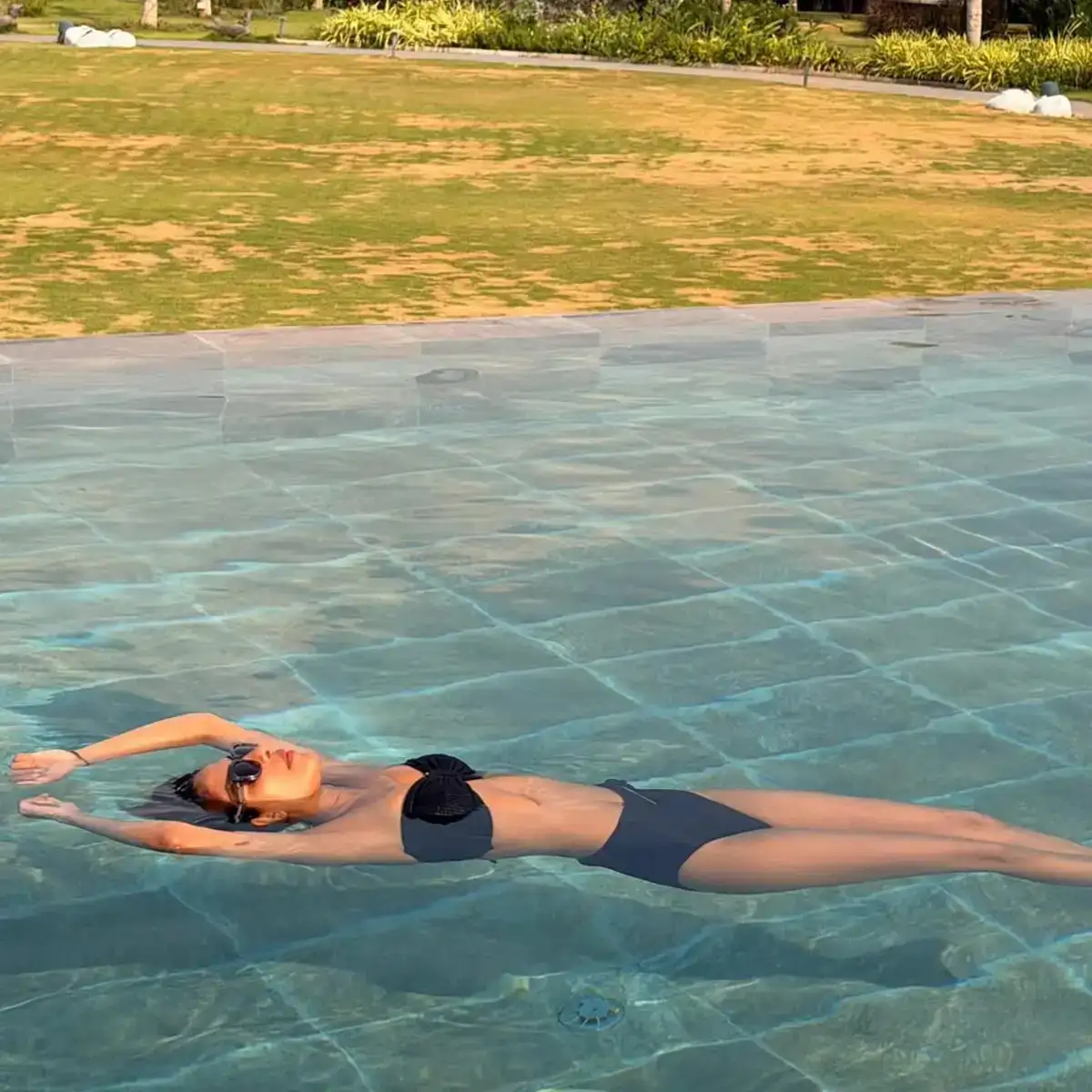 प्रियांका चोप्राचा जबरदस्त बिकिनी लूक: वयाच्या ४३ व्या वर्षीही ती चमकत आहे