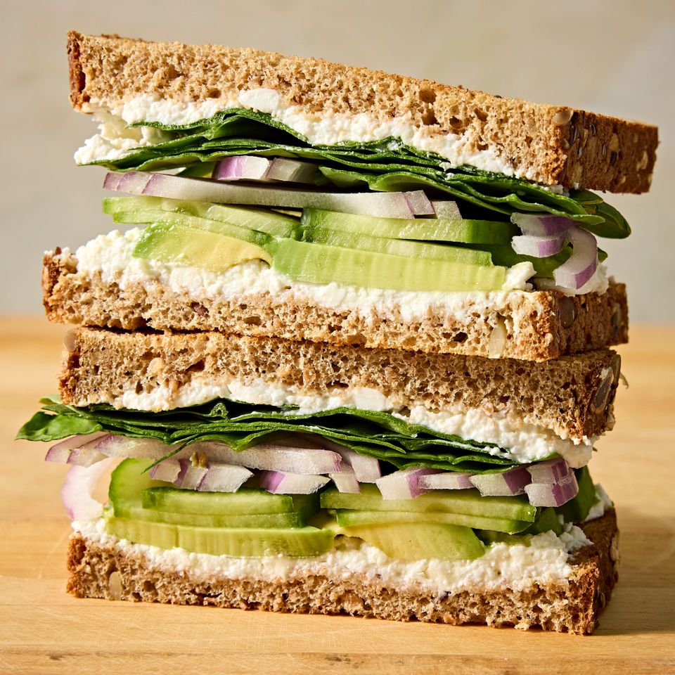 काकडी-अवोकॅडो सँडविचची रेसिपी इमेज. क्रेडिट: छायाचित्रकार: जेन कॉसी, फूड स्टायलिस्ट: चेल्सी झिमर, प्रॉप स्टायलिस्ट: क्लेअर स्पोलेन.