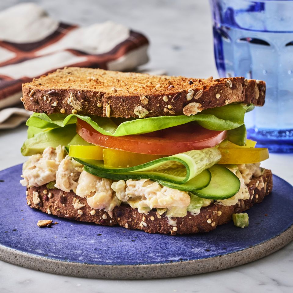 काकडी आणि व्हाईट बीन सँडविचची रेसिपी इमेज क्रेडिट: छायाचित्रकार: ग्रेग डुप्री, प्रॉप स्टायलिस्ट: ज्युलिया बेलेस, फूड स्टायलिस्ट: चेल्सी झिमर.