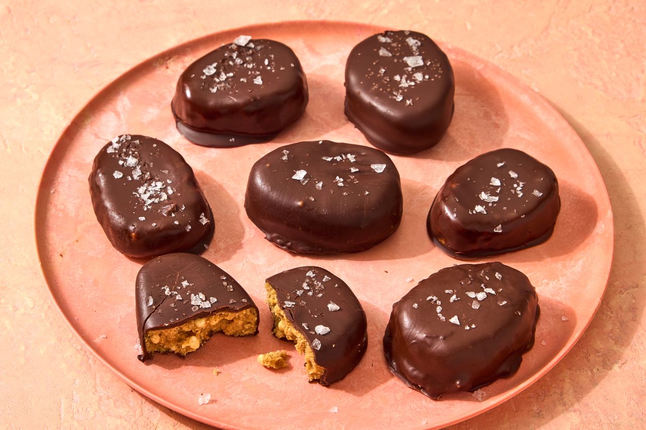 क्रेडिट: छायाचित्रकार: कॅली एलेनबर्ग, फूड स्टायलिस्ट: एमिली नाबोर्स हॉल, प्रॉप स्टायलिस्ट: ॲबी आर्मस्ट्राँग.