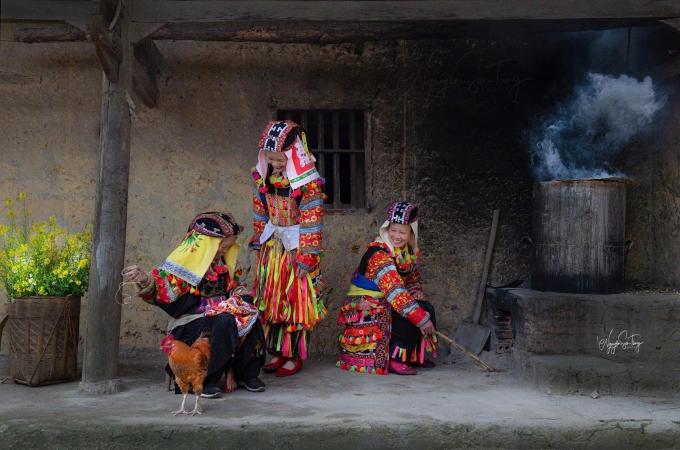 ह्युओंगचे कुटुंब लो लो चाई येथील घराशेजारी राहते.