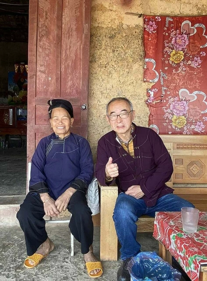 श्री ओगुरा यांनी हा गिआंग येथील नुंग लोकांच्या घरी भेट दिली.