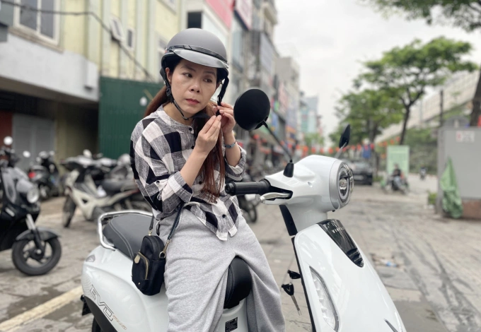 माई डिच वॉर्डमधील 45 वर्षांच्या सुश्री थान हा यांना 2 एप्रिल रोजी सकाळी एक नवीन कार मिळाली. फोटो: फान डुओंग