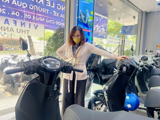 सुश्री होआ, 36 वर्षांच्या, थान्ह ओई येथे, 3 एप्रिल रोजी दुपारी डुओंग नोई येथील डीलरशिपमधून कार खरेदी केली. फोटो: फान डुओंग