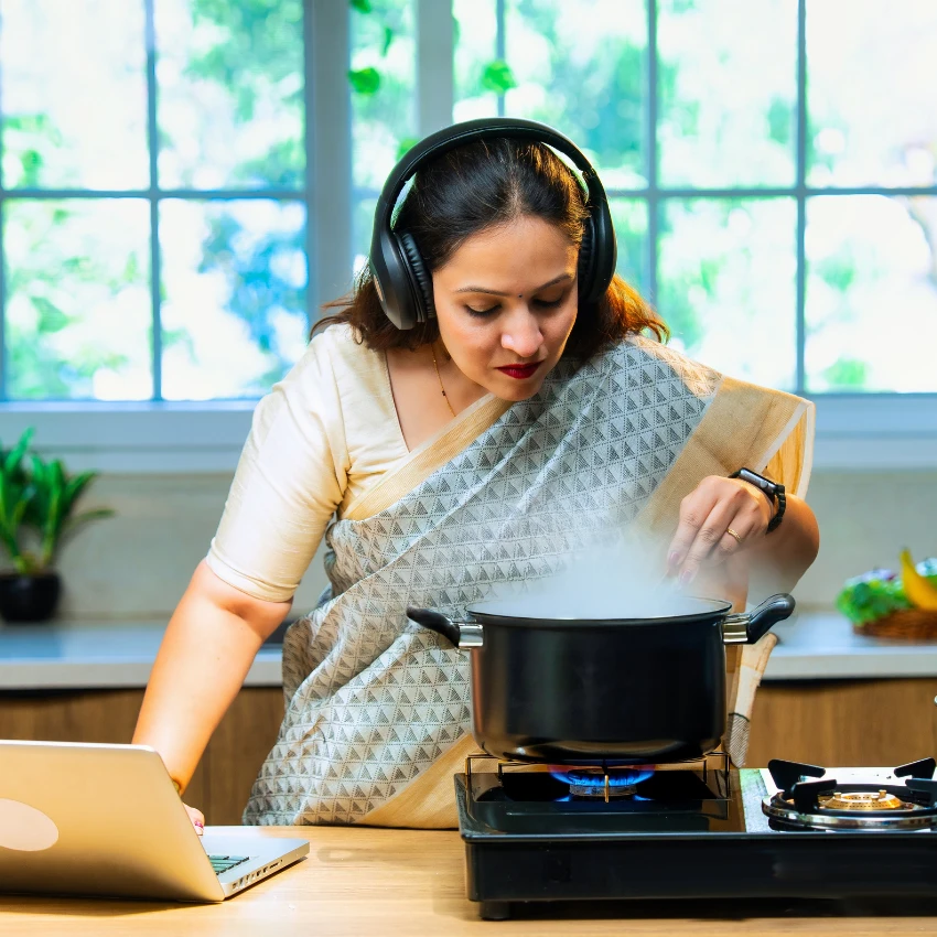 संज्ञानात्मक लवचिकता अनुभवणारी स्त्री रोजच्या वस्तूंमध्ये चेहरे पाहते