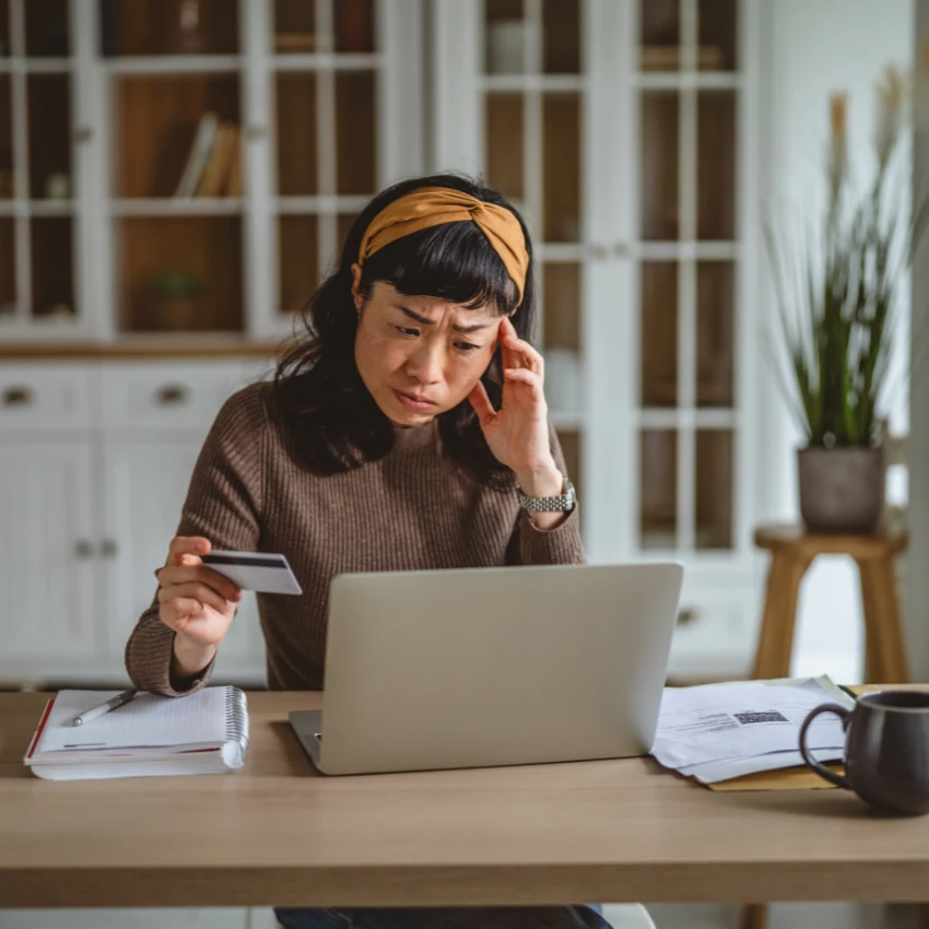 जी स्त्री कठोर परिश्रम करते परंतु तरीही बिल भरण्यासाठी संघर्ष करते