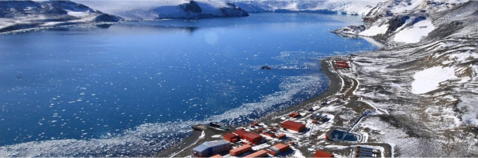 वरून किंग सेजॉन स्टेशन. कोरियन ध्रुवीय संशोधन संस्थेचे छायाचित्र