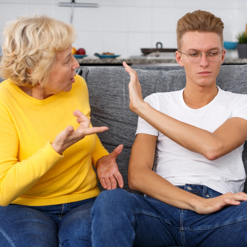 हेलिकॉप्टर मॉम तिच्या प्रौढ मुलासह दबंग होण्याचा प्रयत्न करत आहे