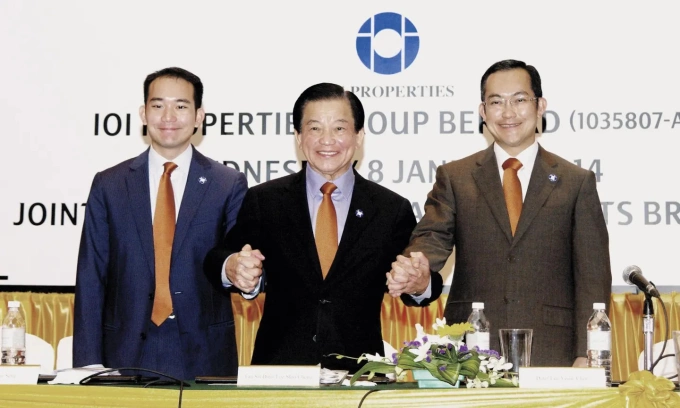 ली शिन चेंग (मध्यभागी), IOI ग्रुपचे दिवंगत संस्थापक, त्यांचा धाकटा मुलगा ली येव सेंग (डावीकडे) आणि मोठा मुलगा ली येव चोर (उजवीकडे). कंपनीच्या वेबसाइटवरून फोटो