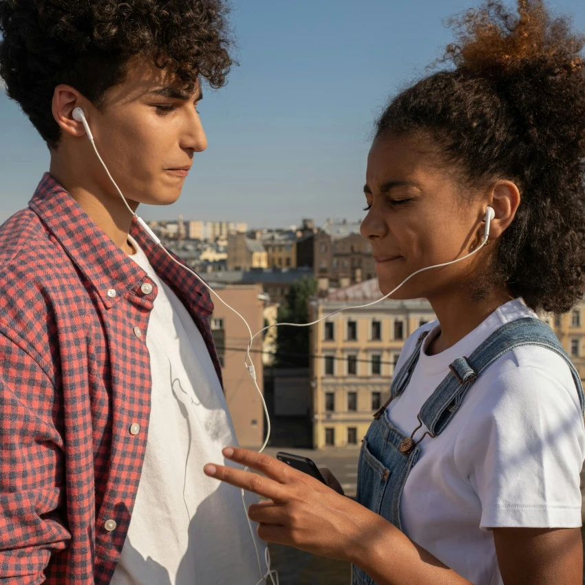 किशोरवयीन मुले एकत्र मेटल संगीत ऐकत आहेत