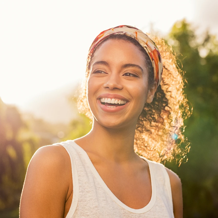 सूर्यप्रकाशात आशावादी स्त्री