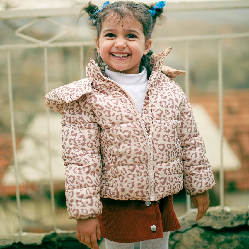 उच्च स्वाभिमान असलेली तरुण मुलगी