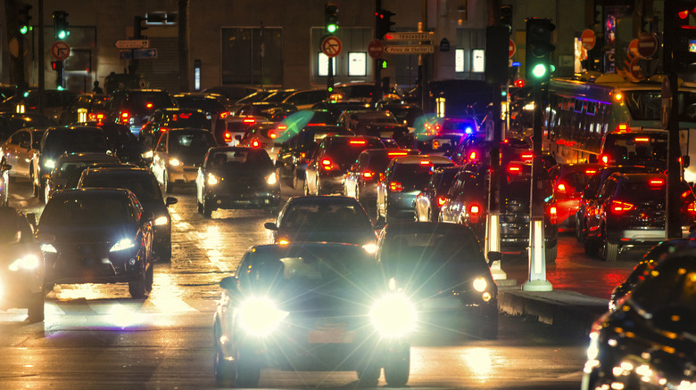 ग्रीन वेव्ह ट्रॅफिक लाइट्सच्या मदतीने ट्रॅफिक नेव्हिगेट करणाऱ्या कार