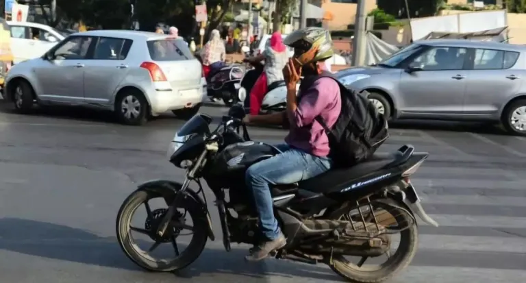 हैदराबाद पोलिसांची मोबाइल फोन राइडिंगविरोधी ड्रायव्हिंग ड्राइव्ह