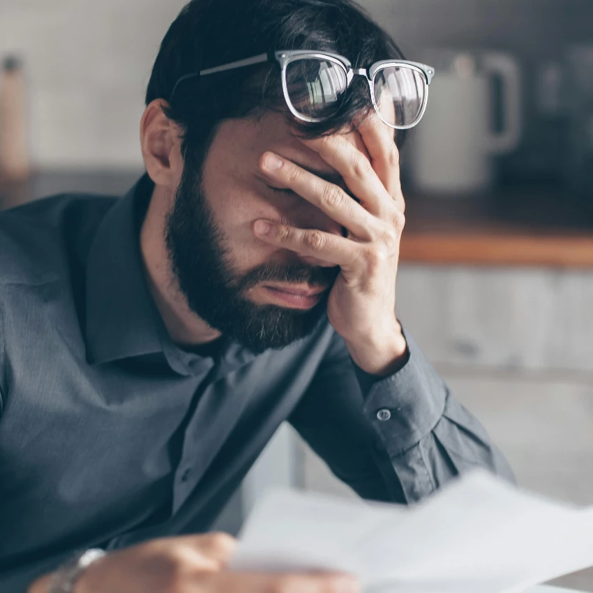 मुलाला आधार देण्याबद्दल वडील नाराज