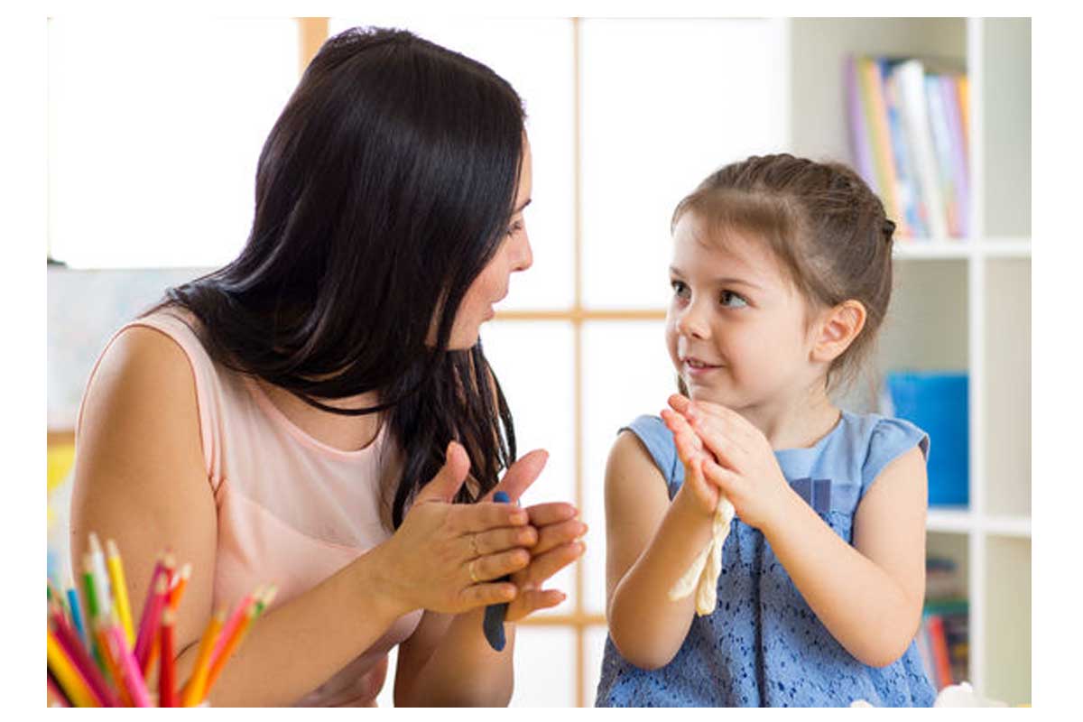 FAFO पालकत्वामुळे स्वावलंबन वाढते, तर त्यात काही धोकेही असतात. कधीकधी पालकांची उदासीनता मुलाच्या मनात एकटेपणा निर्माण करू शकते