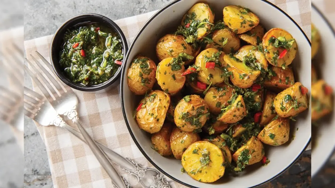 पार्श्वभूमीत मजकूर आणि खाद्य प्रतिमांसह पाककृती किंवा सामग्री पृष्ठ दर्शविणारा अंशतः अस्पष्ट स्क्रीनशॉट.