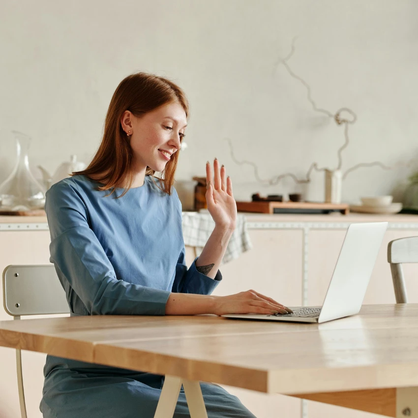 स्त्रीने बोथट राहिल्याबद्दल आभार मानले आणि झूम वर वाढ केली