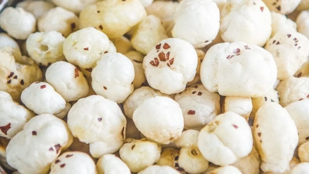 तुम्हाला मखना खायला आवडते का? जर होय, तर मग आम्ही तुम्हाला सांगूया की मखना, पोषणाचे भांडार, शरीरातील आळस, थकवा आणि अशक्तपणा दूर करण्यात मदत करू शकते. जर तुम्हाला दिवसभर उत्साही वाटायचे असेल तर तुमच्या रोजच्या आहार योजनेत मखनाचा समावेश करा.