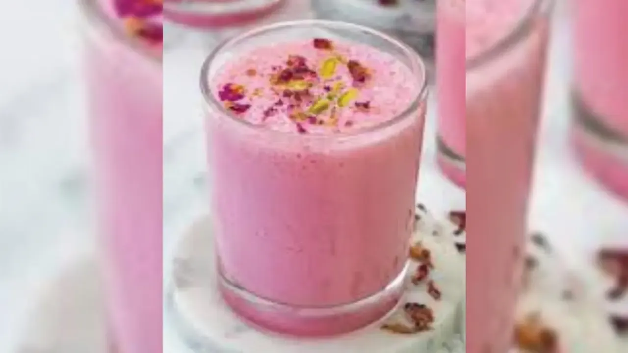 अस्पष्ट मजकुरासह ओव्हरलॅपिंग स्क्रीन आणि इंटरफेस घटक दर्शवणारी विकृत, खराब शैली प्रतिमा.