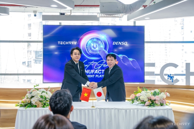 ताकेशिता (L), Techvify जपानचे प्रतिनिधी संचालक आणि हिरोशी मोरियामा (R), DENSO मधील मशिनरी आणि टूल्सचे संचालक. फोटो सौजन्याने Techvify