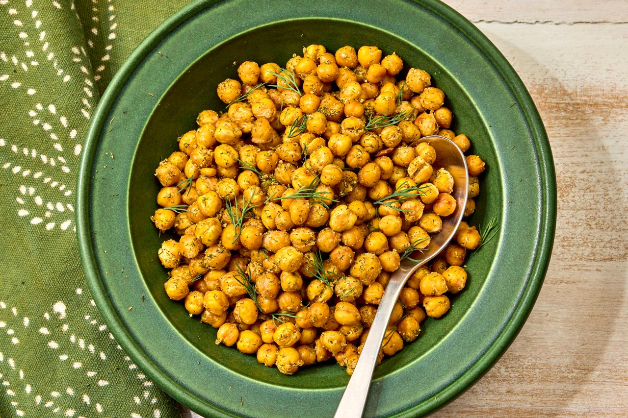 क्रेडिट: छायाचित्रकार: कॅली एलेनबर्ग, फूड स्टायलिस्ट: एमिली नाबोर्स हॉल, प्रॉप स्टायलिस्ट: ॲबी आर्मस्ट्राँग.