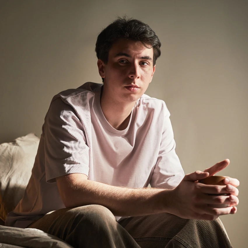 अंथरुणावर बसलेले उदास माजी बालक