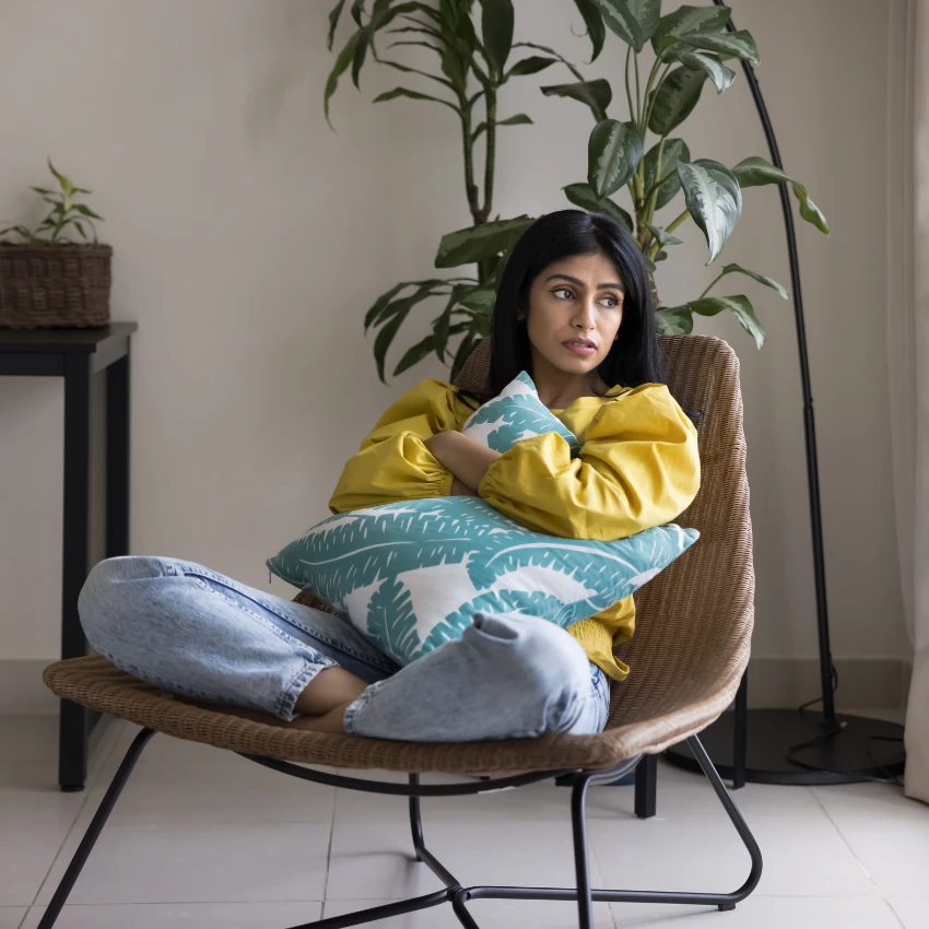 पूर्णवेळ काम करूनही स्वत: जगू शकत नाही अशी तरुणी