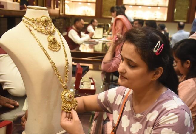 सरकारने सोने, चांदी आयात करण्यासाठी अधिकृत 15 बँकांची यादी जाहीर केली