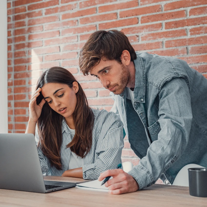 पतीला वैतागलेली स्त्री