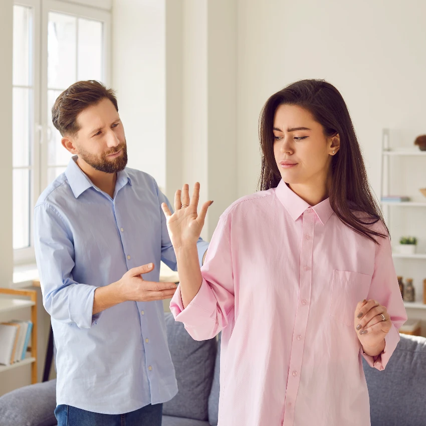 युक्तिवादाच्या वेळी पतीला डिसमिस करणारी बचावात्मक स्त्री